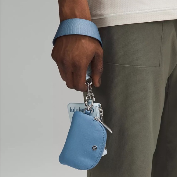 NEW LULULEMON DUAL POUCH WRISTLET BLUE - Picture 6 of 15